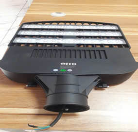Đèn đường VSL 120W vỏ màu đen ánh sáng trắng